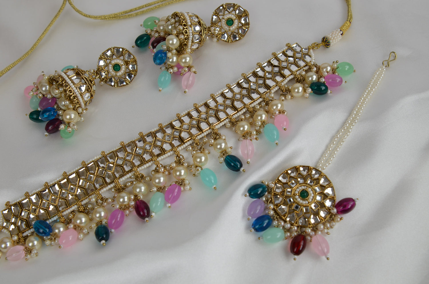 Mirror Kundan Choker Necklace With Jhumki Maang Tikka Set