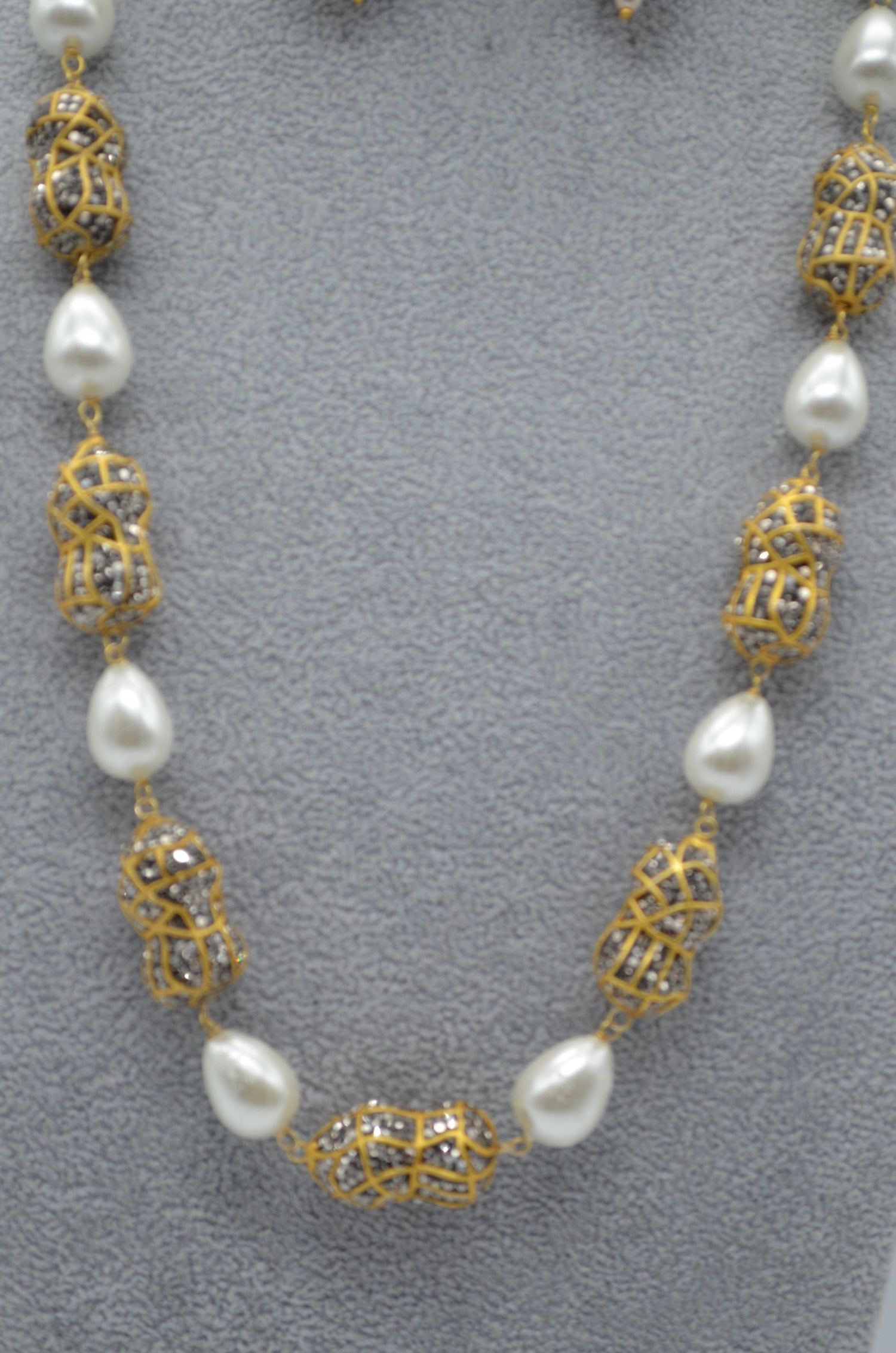 Pearl Single Layered Victorian Beads Necklace Set Necklaces